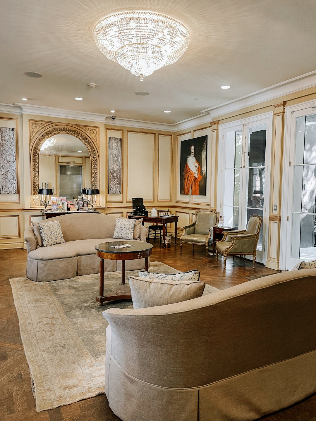 Élégant hall d'hôtel avec des sièges moelleux et un lustre orné.